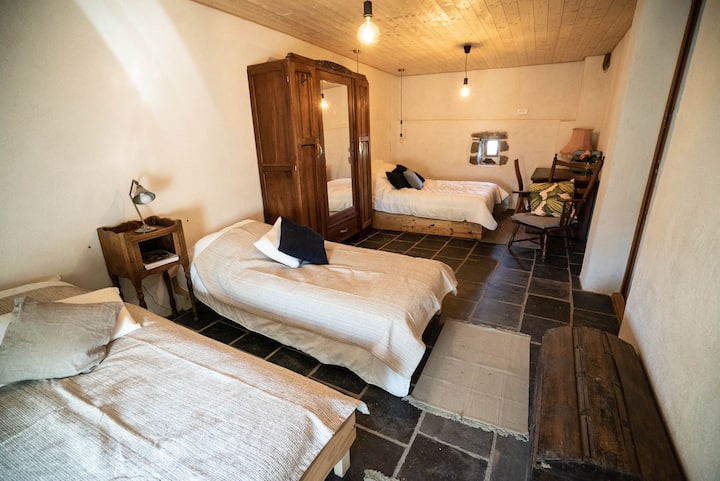 Საძინებელი „La sellerie“ პირველ სართულზე 
Ორი ერთადგილიანი საწოლი
Ორადგილიანი საწოლი 