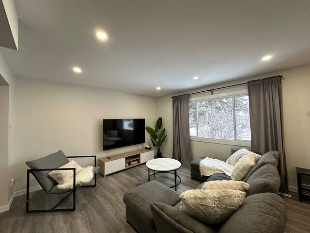 Newly Renovated 4 Bedroom Home + Free Parking gallery image 3