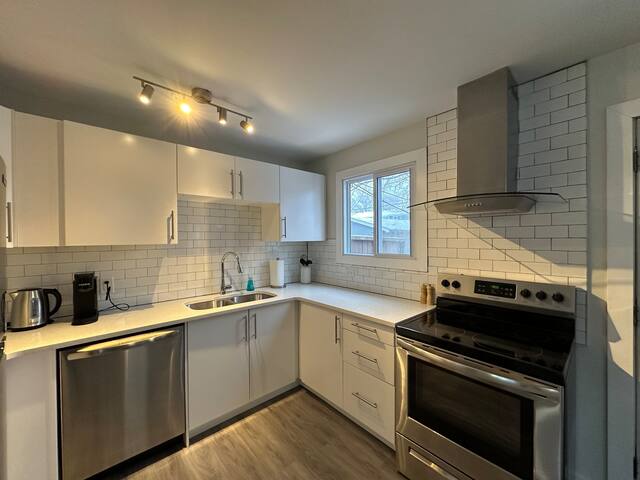 Newly Renovated 4 Bedroom Home + Free Parking gallery image 4