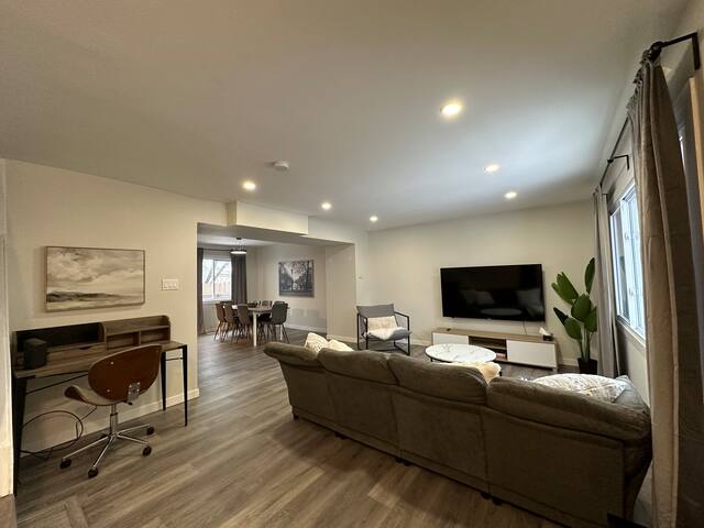 Newly Renovated 4 Bedroom Home + Free Parking gallery image 2