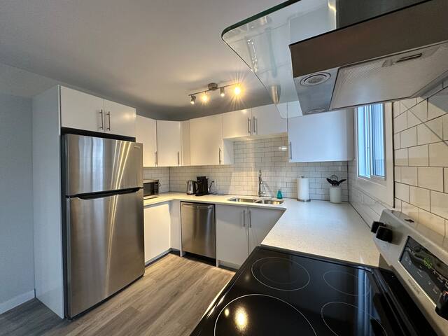 Newly Renovated 4 Bedroom Home + Free Parking gallery image 5