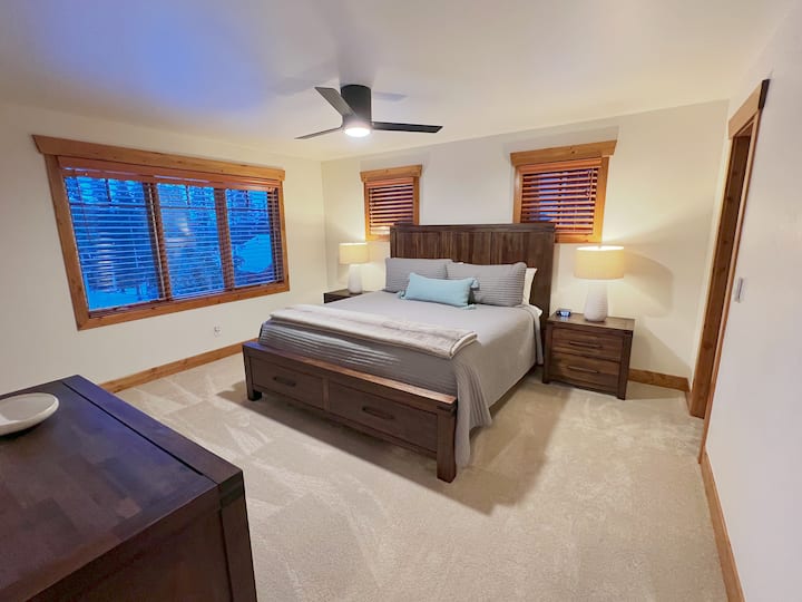 El dormitorio 2 tiene una cama tamaño king y se encuentra en la planta principal, con su propio baño completo. 
