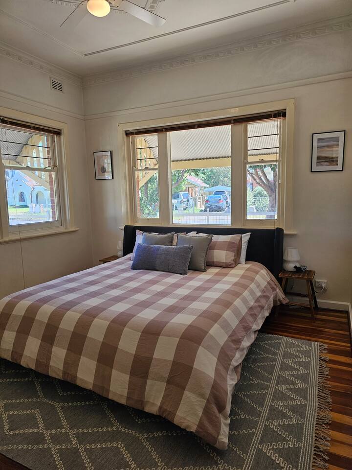 Chumba cha 2 kikubwa cha kulala kilicho na kitanda cha ukubwa wa kifalme na feni ya dari