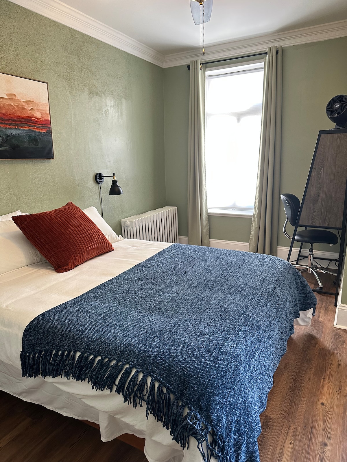 Chambre au rez-de-chaussée avec lit queen