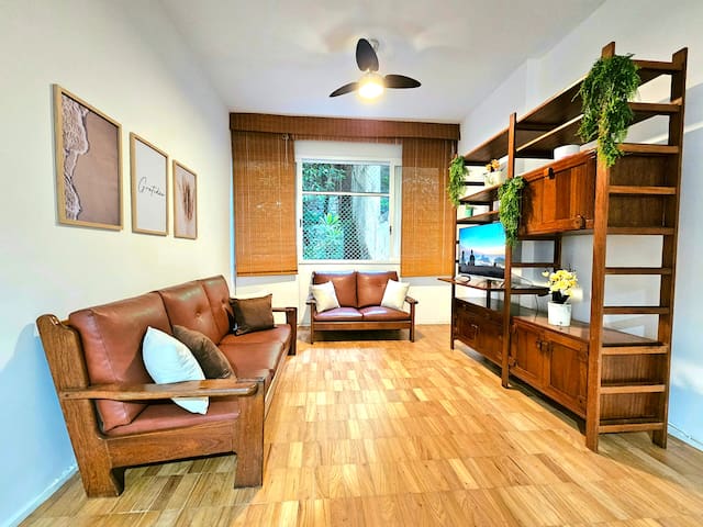 Ao lado do metrô de Ipanema e a 400 m da praia.