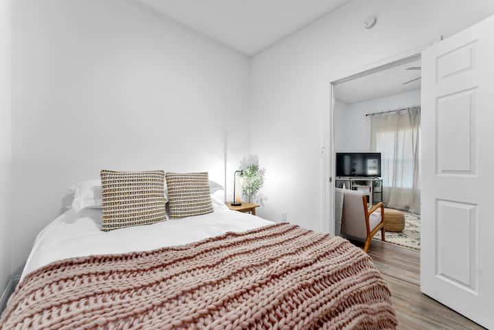 להירגע בחדר השינה הנעים הזה עם מצעים רכים ומזמינים ואווירה שלווה, עם גישה נוחה לסלון.