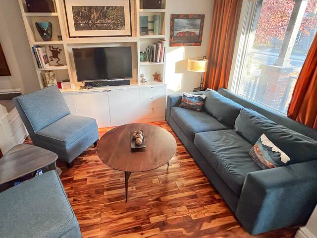 Stylish 3 Bedroom Downtown Home + Parking gallery image 2