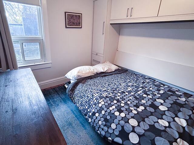 Stylish 3 Bedroom Downtown Home + Parking gallery image 5