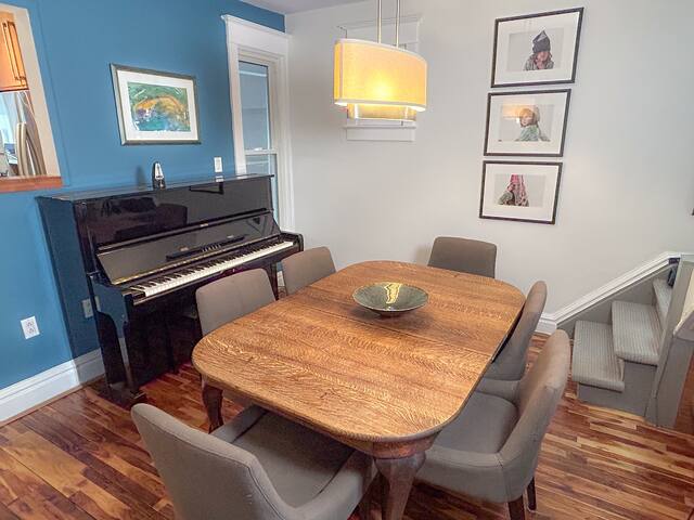 Stylish 3 Bedroom Downtown Home + Parking gallery image 4