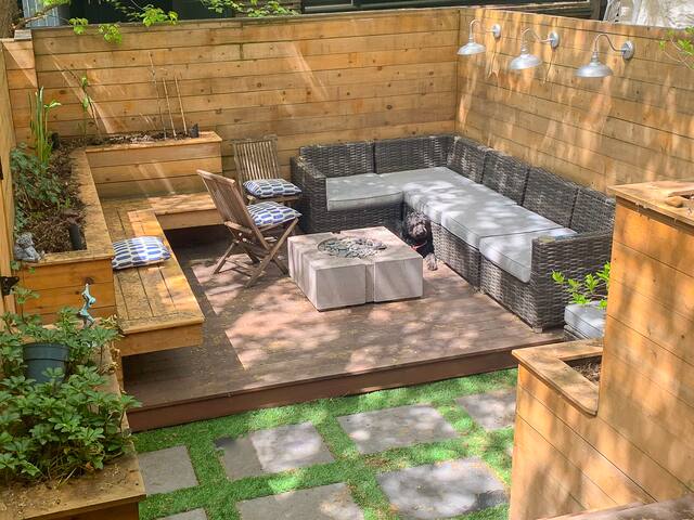 Stylish 3 Bedroom Downtown Home + Parking gallery image 3