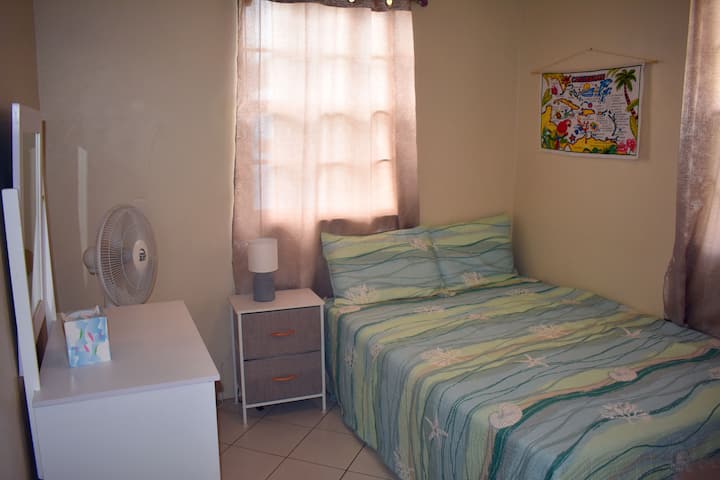 Habitación con cama matrimonial