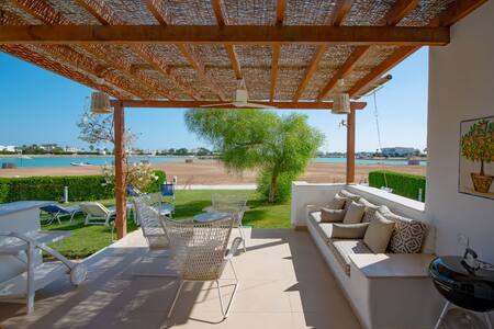 unique flat_ garden and lagoon