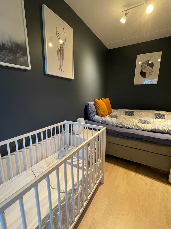 Спалня 2. 150 легла + бебешко креватче