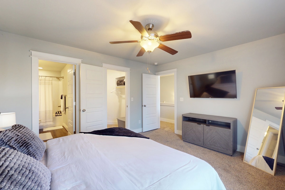 Kant B - Hoofdslaapkamer - kingsize bed, een eigen complete badkamer en een inloopkast. Gemonteerde smart-tv. 