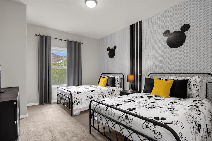 2 camas tamaño queen completas en el dormitorio de arriba con TV