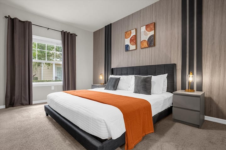 Dormitorio principal en el primer piso con cama tamaño queen + TV inteligente y baño privado.