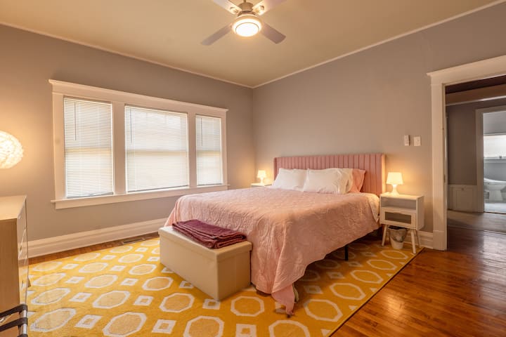 Dormitorio #2: cama king con colchón de gel de felpa de espuma viscoelástica de 12pulgadas, mesitas de noche con USB y enchufes a cada lado. Espejo de maquillaje iluminado en la cómoda, purificador de aire, ventilador de techo de 3 colores.