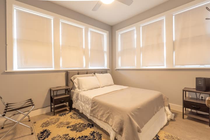 Dormitorio3: cama completa con colchón de espuma viscoelástica de 10pulgadas, mesitas de noche con USB y enchufes. purificador de aire, ventilador de techo de 3 colores