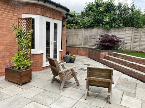 Successful Airbnb property: Beautiful 1 Bed private annex in Central Solihull. in Solihull