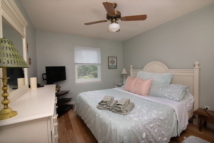 Საძინებელი მეორე სართულზე 