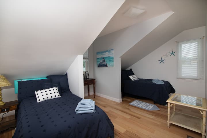 Საძინებელი მეორე სართულზე 