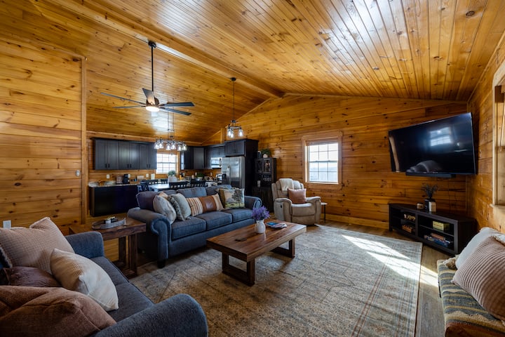Liberty Hills Cabin | Hot Tub | Fire Pit