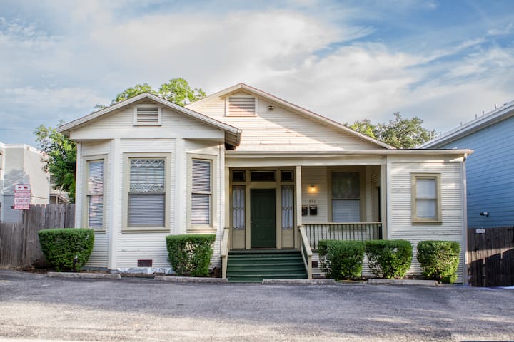 Mahncke Park Chic Historic Haven *Midterm Rental* - San Antonio