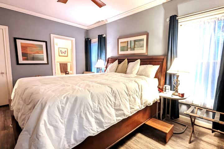This 1st-floor main BR has a memory foam king bed and ensuite bathroom.

The bathroom is the original 1940's pink tile.  While pink tile is a classic, we will be updating this bathroom in the coming months.

Two Euro Duvets and 100% cotton bedding.