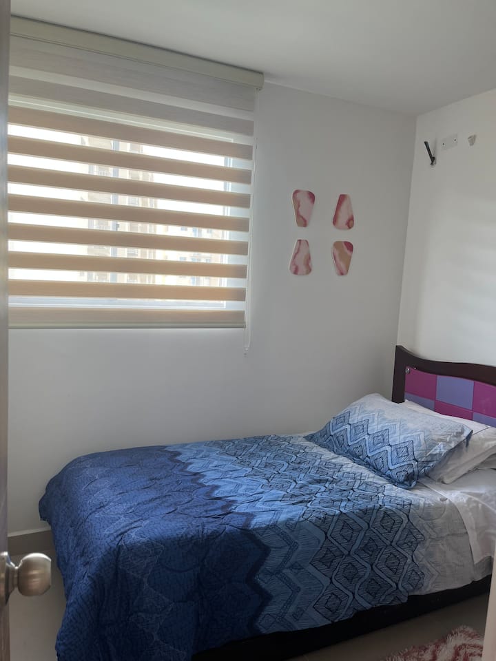 מיטת יחיד עם מאוורר שחור נייד