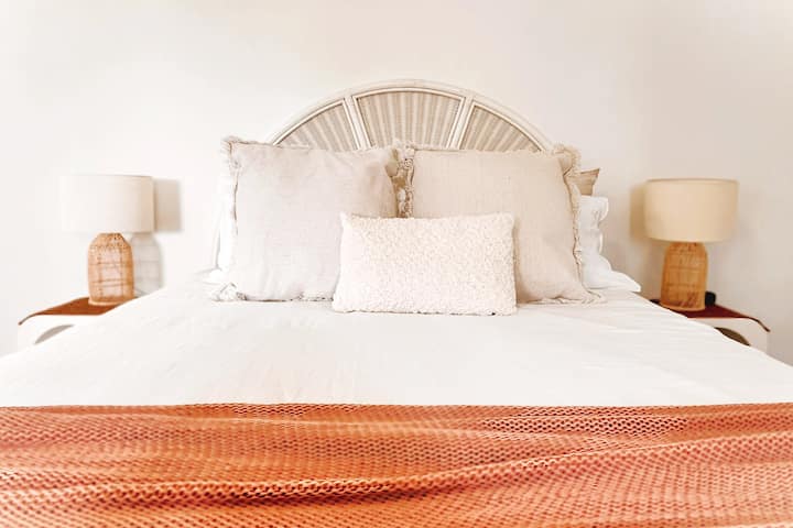 卧室1 （主套房） -沉浸在我们美丽的标准双人床上，配有舒适的床垫和新鲜透气的棉质床单。