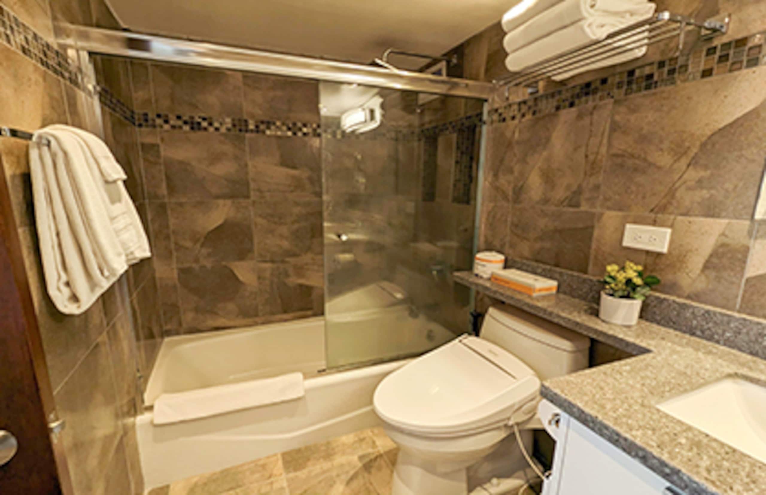 Ocean View 2 Bedroom/2 Bath Condo at Ilikai Resort - Image 18