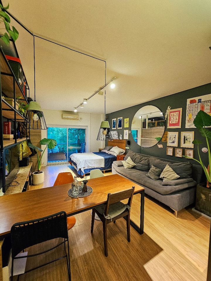 Monoambiente con balcón a la calle en Villa Crespo