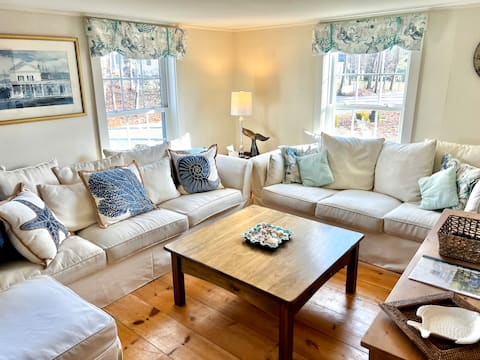 Top Airbnb: Sailor'sCottage-Walk to DockSq, Deck,2 BeachPasses in Kennebunkport