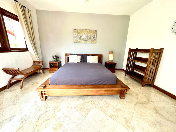 quarto grande com varanda e banheiro 2º andar