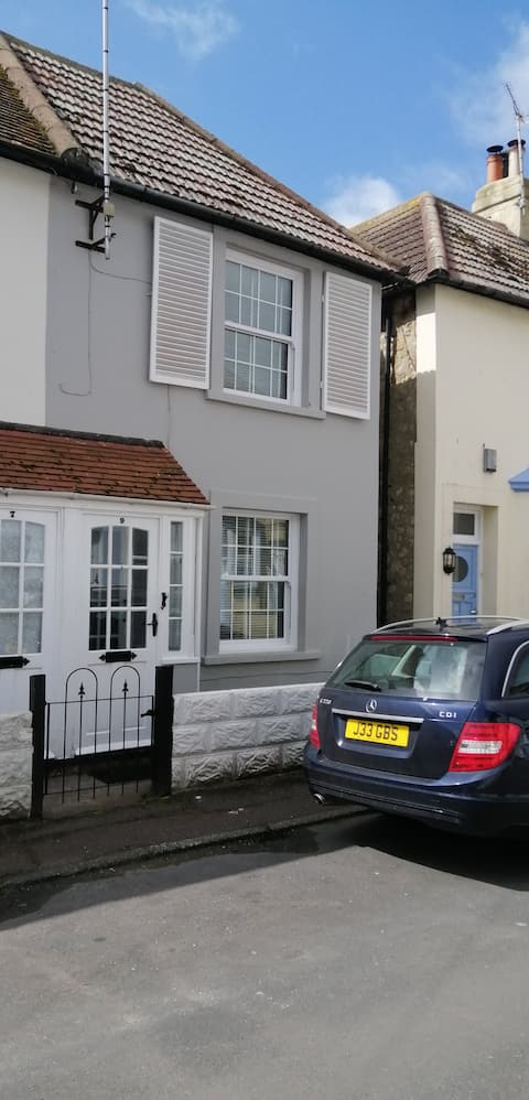 Top performing Airbnb: Relaxing Victorian seaside cottage in Folkestone And Hythe