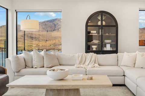 Lake Villa w/Views
Beach•Pool•Spa
Sauna•Sleeps 24