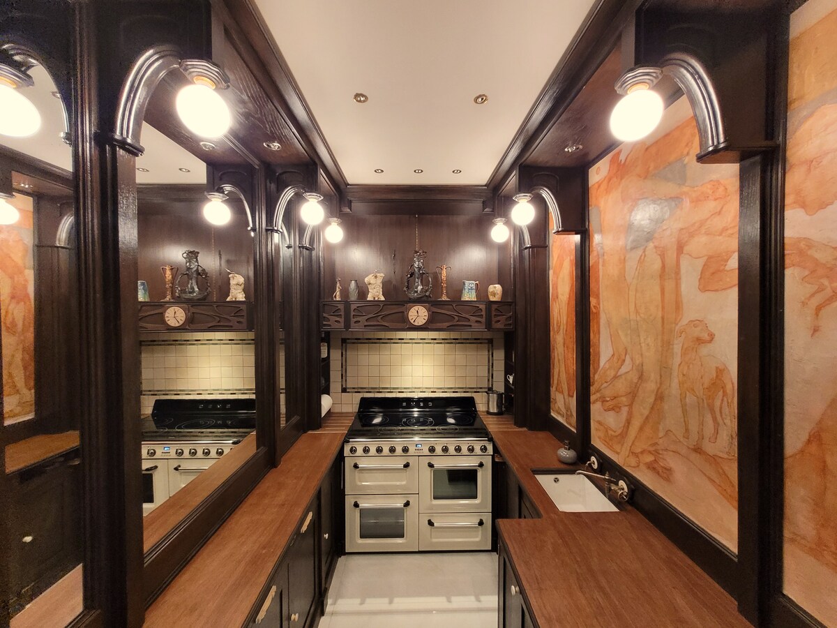 Top Airbnb: Rare, restored Belle Epoque luxury apartment. en Paris 6e Arrondissement