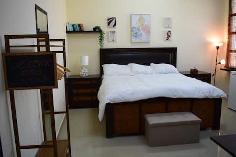 Cozy studio w/King bed near Yas and airport!