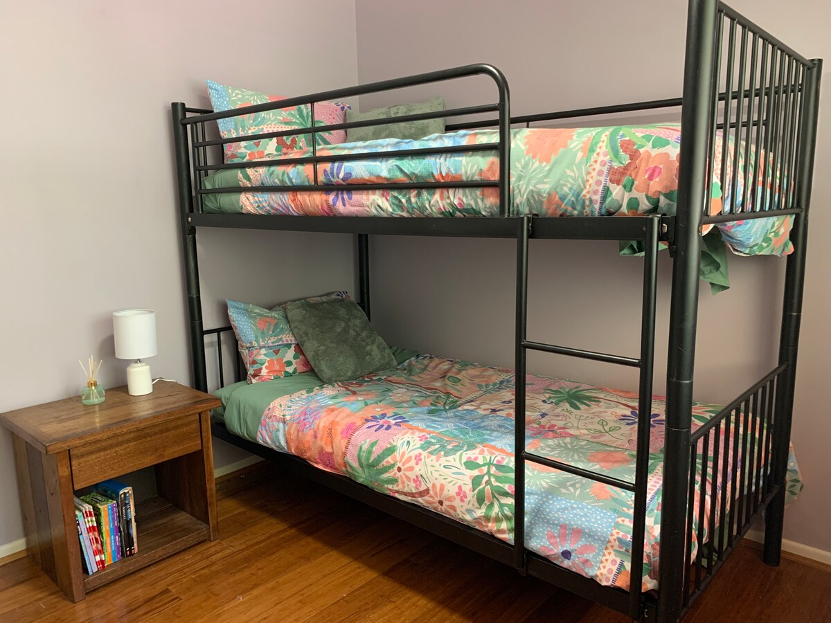 Спалня 4 разполага с единични двуетажни легла.  Това са единични легла с редовни размери и удобни матраци.