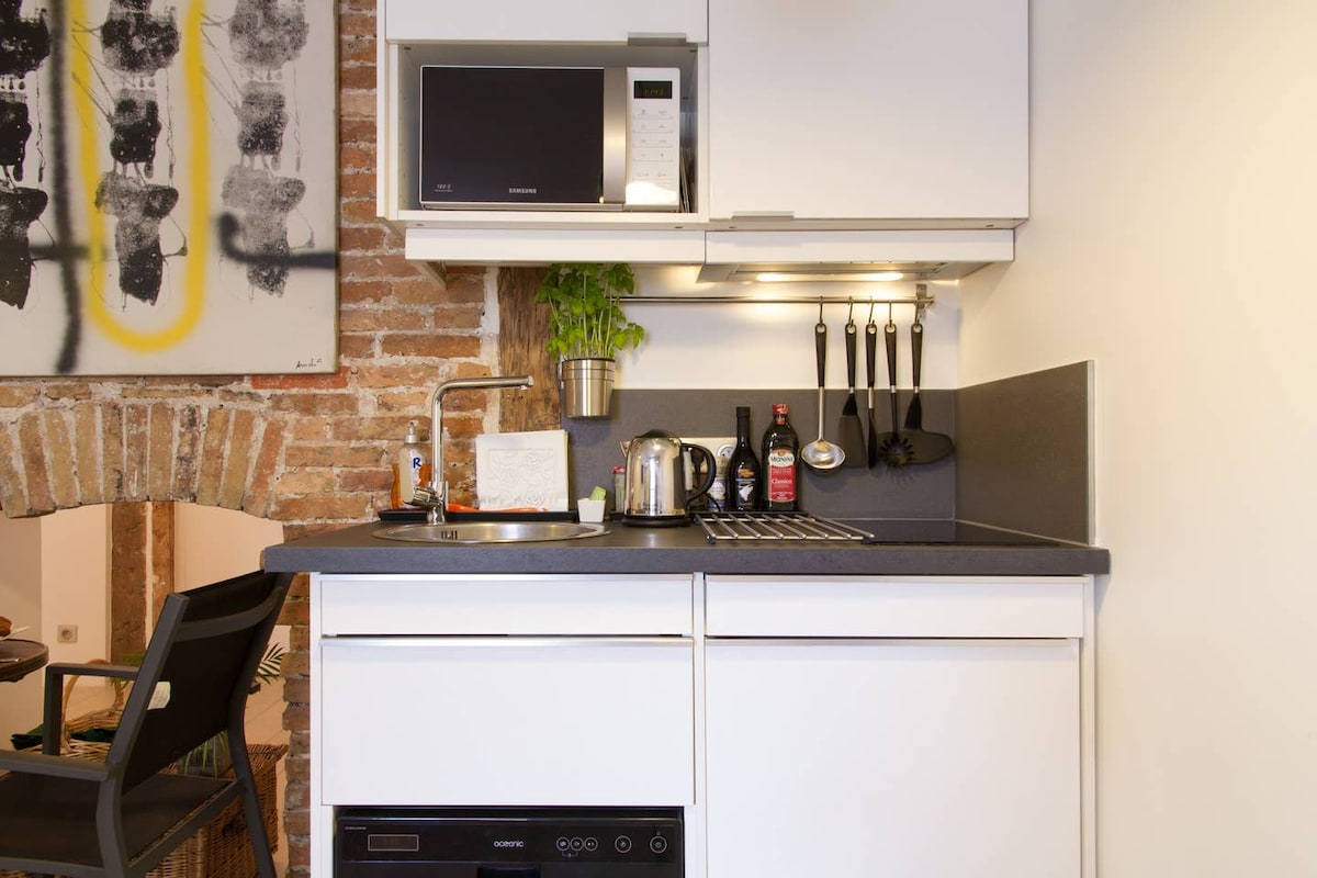 Popular Airbnb listing: Central Studio | Wifi, Breakfast & Wine Offered in Paris 10e Arrondissement