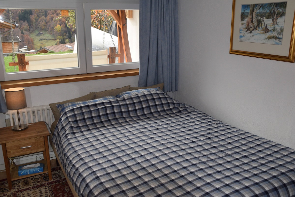 غرفة نوم للضيوف في الطابق الأرضي مع مرحاض ودش خاصين منفصلين