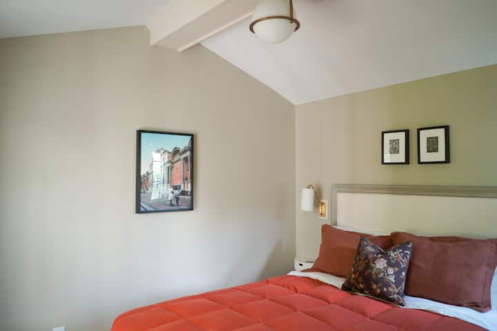 חדר שינה 1 ממוקם בקומה הראשונה.