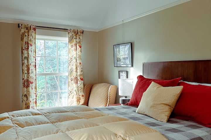 חדר שינה 2 עם מנורת הרמן מילר ונוף המשקיף על המפרץ.