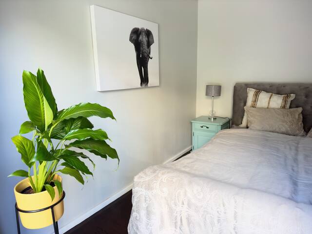 ‘Banksy Style’ Apartement in CPT gallery image 2