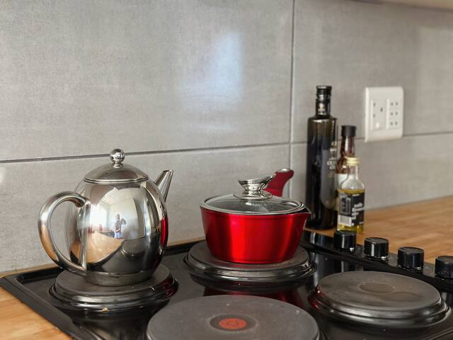 ‘Banksy Style’ Apartement in CPT gallery image 4