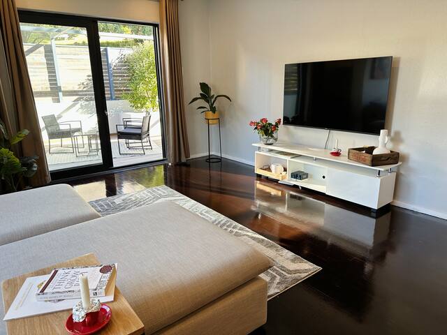 ‘Banksy Style’ Apartement in CPT gallery image 5