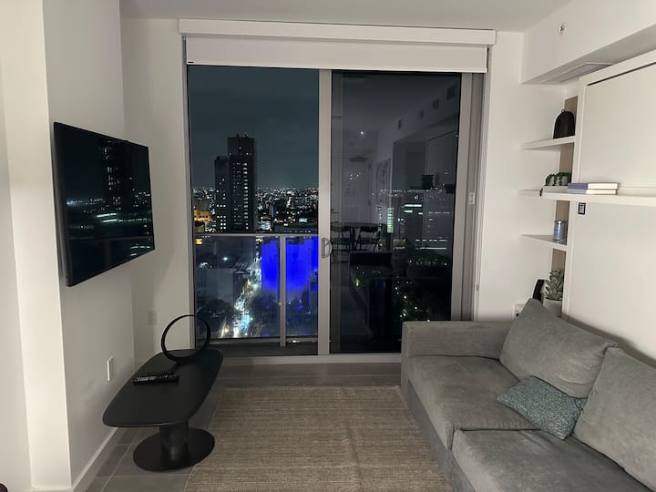 Downtown, 29th Floor, Balcony, Pool, Gym, Hot Tub - Miami, FL