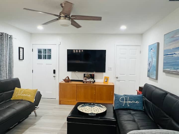 Happy 2br Bungalow Walk To Bay & Downtown - St. Petersburg, FL