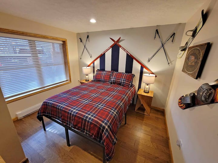 Chumba cha kulala cha "Alpine Ascent" kiko kwenye ghorofa ya kwanza, kina ubao mahususi wa kupendeza pamoja na mandhari nzuri ya kuteleza kwenye theluji na ubao wa theluji. Je, bado uko tayari kugonga miteremko?