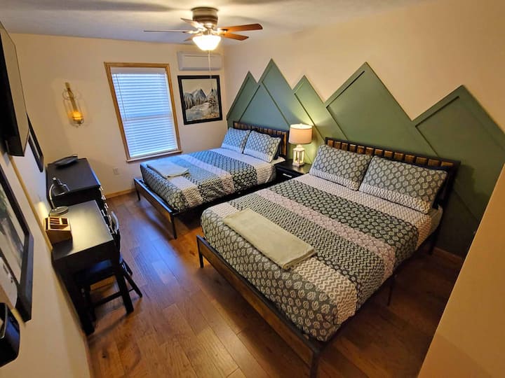 "Mlima wa Mystic" ni chumba kikubwa cha kulala kwenye ghorofa ya tatu ambacho kinatoa vitanda viwili vya kifalme, kwa starehe kulala hadi wageni wanne.